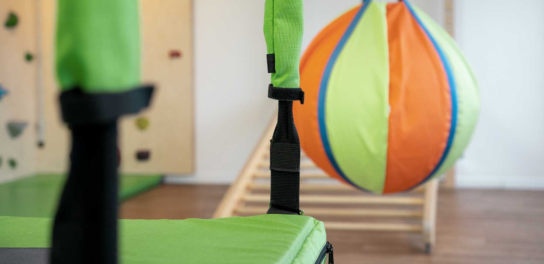 Physiotherapie Am Klagesmarkt – Behandlungsraum für Kinder mit Kletterwand