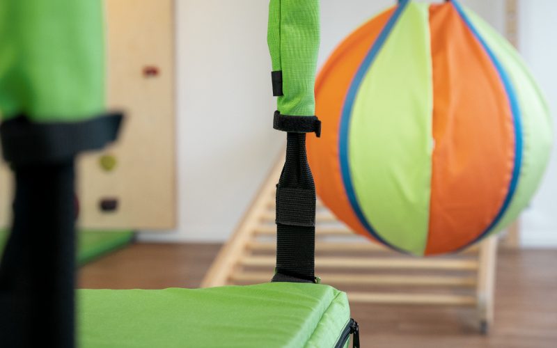 Physiotherapie Am Klagesmarkt – Behandlungsraum für Kinder mit Kletterwand